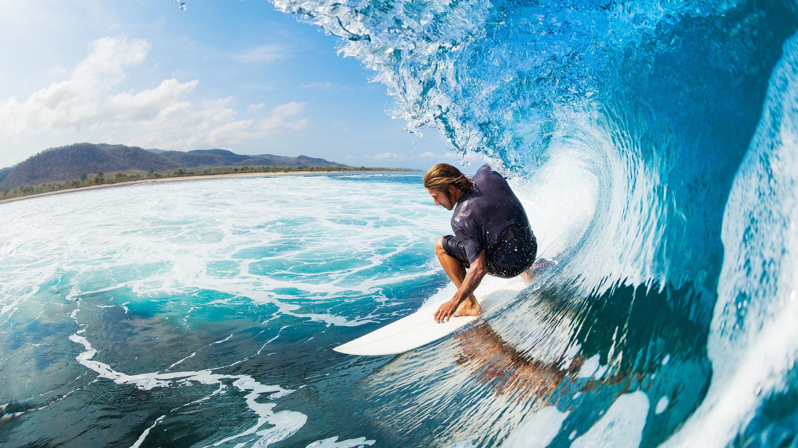 “沙漠狂潮：极限荒野的速度战歌”，沙漠疯狂越野